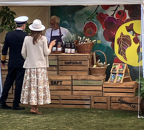 Kong Frederik og Dronning Mary besøger Nordby på Samsø og møder Aage fra Samsø Bær. Kongetogt 2025